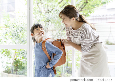Parent and child, mother and child, family, family, woman, mother, child 99012827