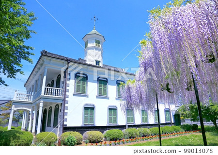 Former Nakagomi School and wisteria flowers Former Nakagomi School and wisteria flowers 99013078