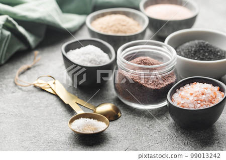 Bowls with assorted speciality salt 99013242