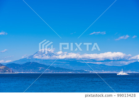 (Shizuoka Prefecture) Mount Fuji seen from Miho Beach 99013428
