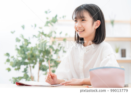 正在參加考試的小學生 99013779