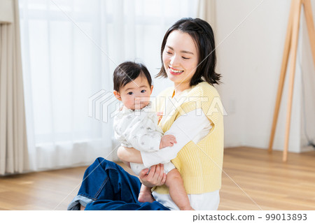 baby and young mom 99013893