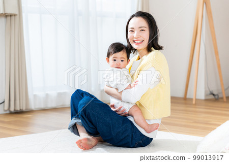 baby and young mom 99013917