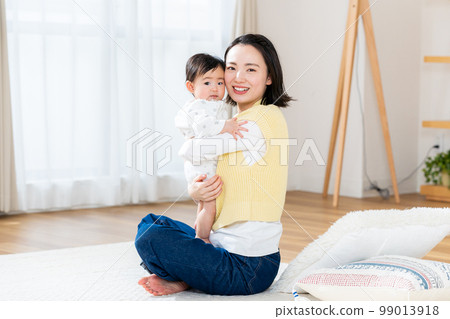 baby and young mom 99013918