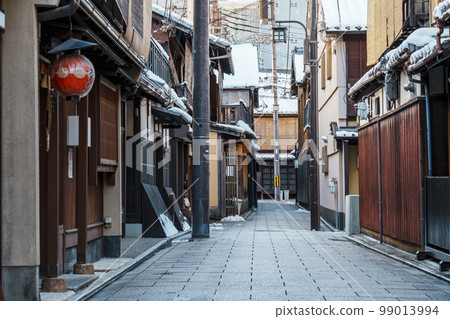 祗園，花見小路，下雪的冬日早晨 99013994
