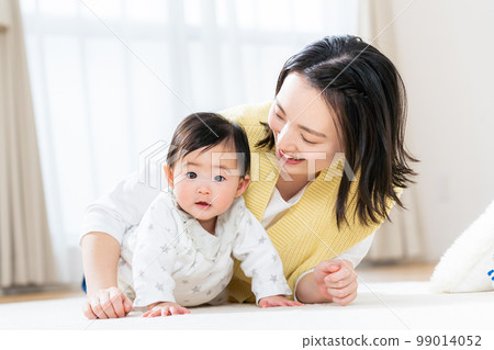 嬰兒和年輕的媽媽 99014052