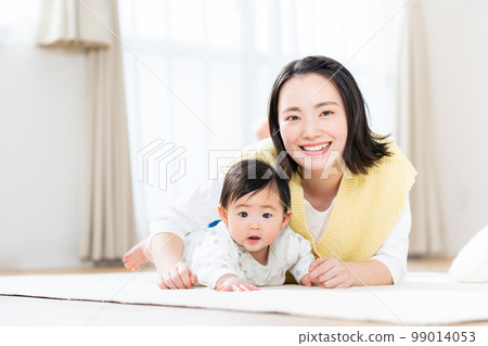 嬰兒和年輕的媽媽 99014053