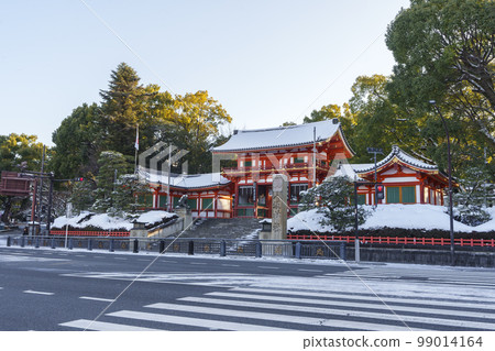 雪中的京都市東山八坂神社西塔門 雪中的京都市東山八坂神社西塔門 99014164