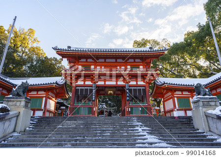 雪中的京都市東山八坂神社西塔門 雪中的京都市東山八坂神社西塔門 99014168