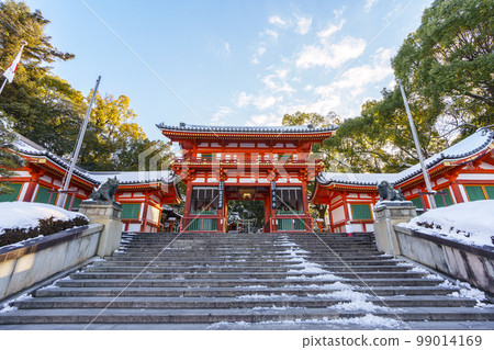 雪中的京都市東山八坂神社西塔門 99014169