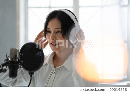 Young female portrait (vocal, narrator) 99014258