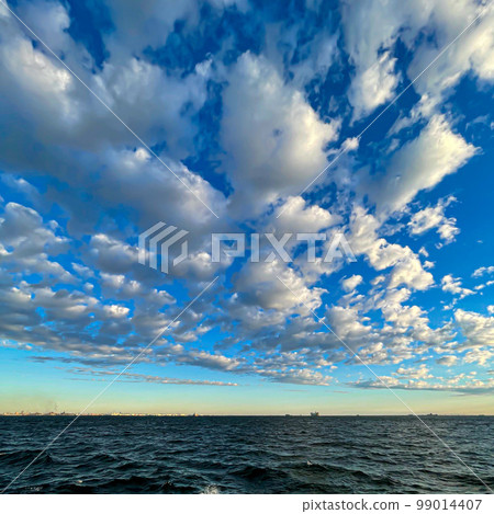Blue sky and beautiful clouds seen from Nakanose anchorage in Tokyo Bay 99014407