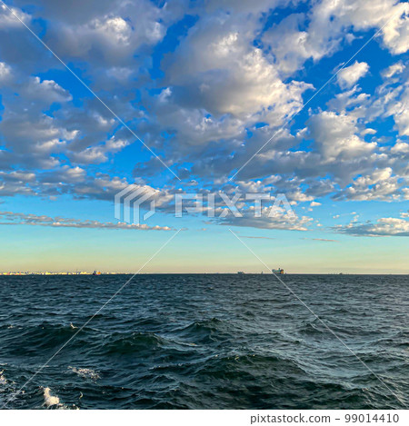 Blue sky and beautiful clouds seen from Nakanose anchorage in Tokyo Bay 99014410