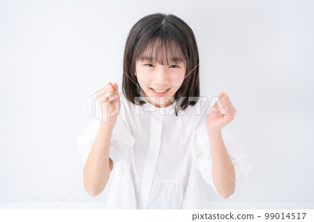 Girl Elementary school student Guts pose Bird's eye view Girl Elementary school student Guts pose Bird's eye view 99014517