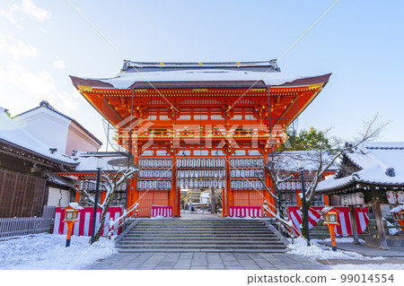八坂神社南門 一個美麗的降雪的冬日早晨 99014554
