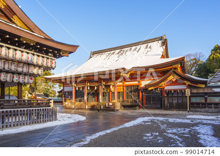 京都八坂巫女/本殿 落雪的美麗冬日早晨 99014714