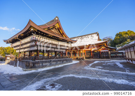 京都八坂巫女/本殿 落雪的美麗冬日早晨 99014716