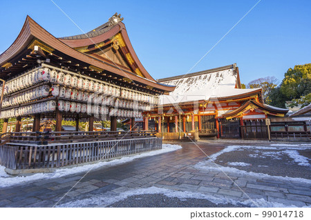 京都八坂巫女/本殿 落雪的美麗冬日早晨 99014718