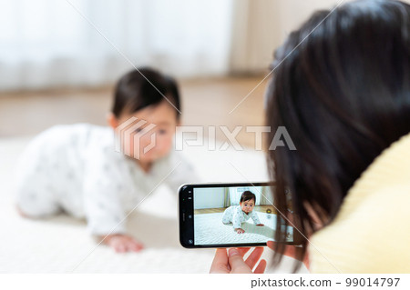 baby and young mom 99014797