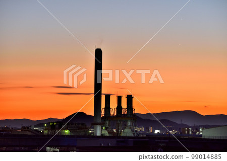 日落天空和煙囪剪影 99014885
