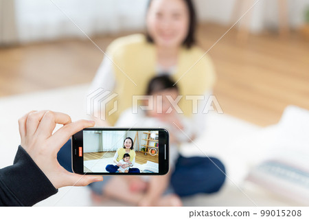 嬰兒和年輕的媽媽 99015208