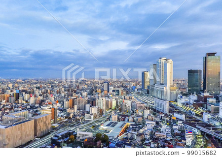 朝陽下 Meieki 區和西北城區的摩天大樓景觀 99015682