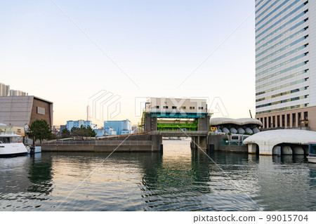 Evening view of Waters Takeshiba (Tokyo Mizube Line) Evening view of Waters Takeshiba (Tokyo Mizube Line) 99015704