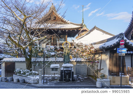京都寧寧之道大雲院圓山地藏尊下雪天的早晨 京都寧寧之道大雲院圓山地藏尊下雪天的早晨 99015985