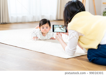 baby and young mom baby and young mom 99016301