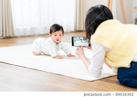 嬰兒和年輕的媽媽 99016302