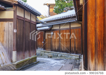 京都的胡同,石部小路,下雪的早晨 京都的胡同,石部小路,下雪的早晨 99016788