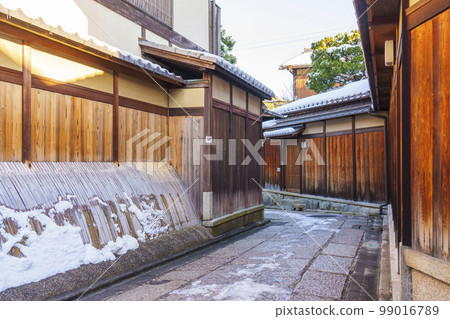 京都的胡同,石部小路,下雪的早晨 京都的胡同,石部小路,下雪的早晨 99016789