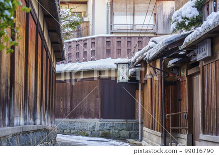 京都的胡同，石部小路，下雪的早晨 99016790