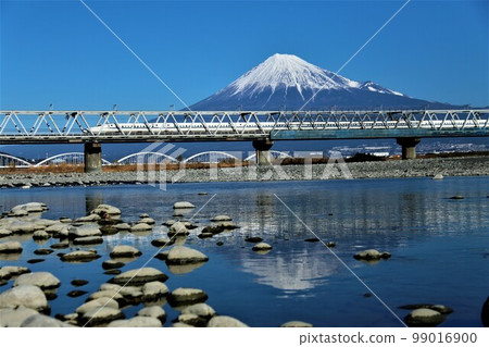 Upside-down Fuji of Fuji River, Mt.Fuji Upside-down Fuji of Fuji River, Mt.Fuji 99016900