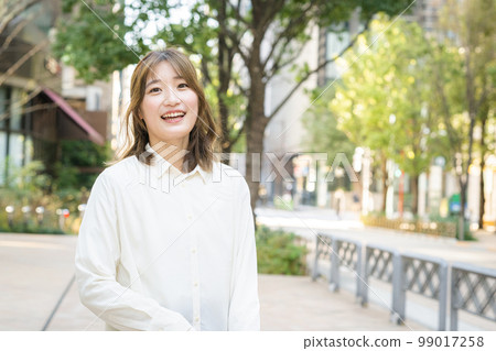 Smiling young woman / business woman 99017258