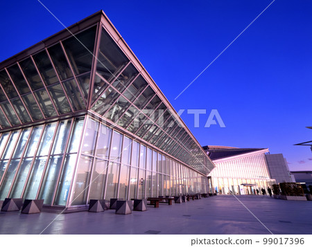 東京 Big Sight 的屋頂展覽大樓黃昏時分，東京 99017396