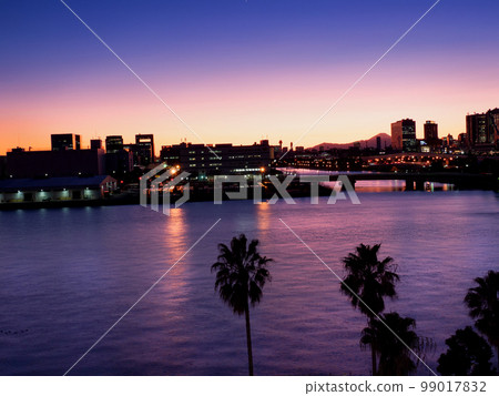 黃昏的東京港口，在東京有明附近 99017832