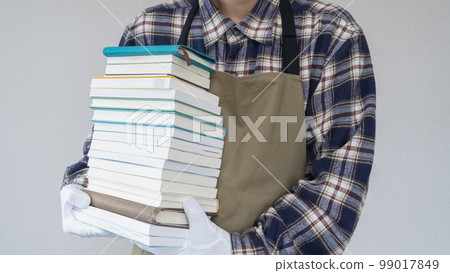 A man with a book | Image of elimination, tidying up, second-hand book purchase A man with a book | Image of elimination, tidying up, second-hand book purchase 99017849