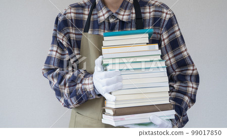 拿著書的男人 | 淘汰、整理、收購二手書的形象 99017850