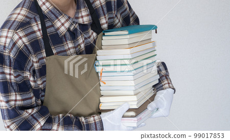 A man with a book | Image of elimination, tidying up, second-hand book purchase 99017853