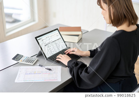 亞洲女性在會計軟件中輸入日記賬分錄 99018625