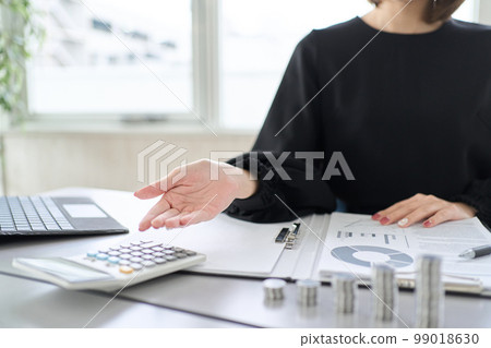 指導投資的女人之手 指導投資的女人之手 99018630