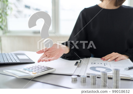 Woman's hand answering investment questions 99018632