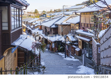 二年坂（Ninenzaka）在下雪的早晨前往京都清水寺的路上（由於大雪沒有雨傘） 99018654