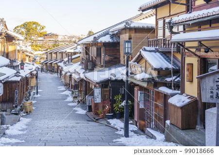 二年坂(Ninenzaka)在下雪的早晨前往京都清水寺的路上(由於大雪沒有雨傘) 二年坂(Ninenzaka)在下雪的早晨前往京都清水寺的路上(由於大雪沒有雨傘) 99018666