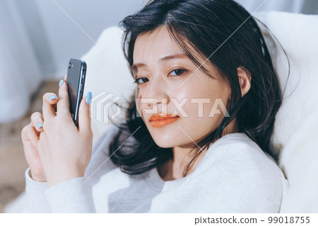 躺在沙發上的年輕女子的照片 躺在沙發上的年輕女子的照片 99018755