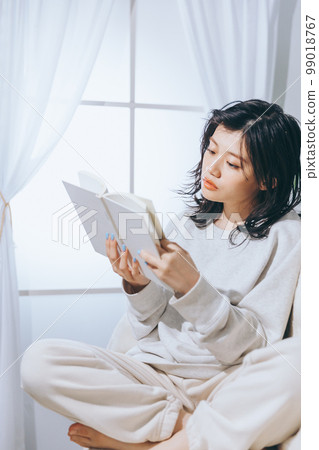 躺在沙發上的年輕女子的照片 躺在沙發上的年輕女子的照片 99018767
