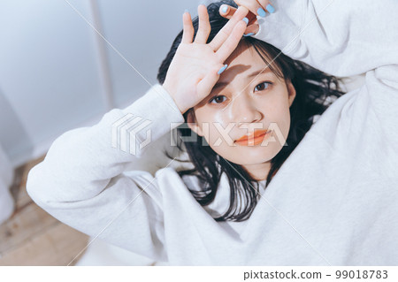躺在沙發上的年輕女子的照片 躺在沙發上的年輕女子的照片 99018783
