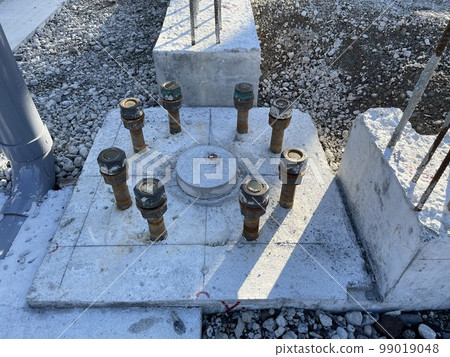 鋼架架設前的柱基 鋼架架設前的柱基 99019048