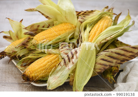 Corn on the cob grilled Corn on the cob grilled 99019138
